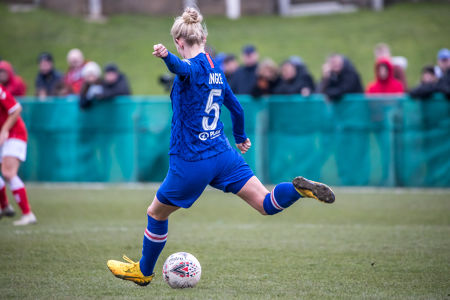 Sophie Ingle on the ball — Chelsea Women — Chelsea Women, Charlton Women, FA Cup