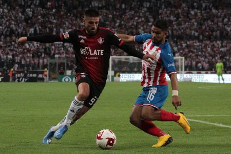 Ignacio Jeraldino y Miguel Ponce durante el juego de la Jornada 9 entre Atlas y Chivas celebrado en el Estadio Jalisco. — Chivas — Atlas FC,