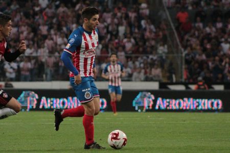 Isaac Brizuela durante el juego de la Jornada 9 entre Atlas y Chivas celebrado en el Estadio Jalisco. — Chivas — Atlas FC, Chivas, Jesús Mol