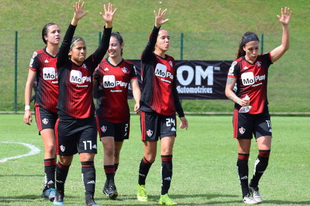 Jugadoras del Atlas Femenil festejando la victoria sobre Querétaro Femenil. — Atlas Femenil — Atlas Femenil, Querétaro Femenil, Liga BBVA MX
