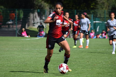 Mayra Santana conduciendo el balón. — Atlas Femenil — Atlas Femenil, Querétaro Femenil, Liga BBVA MX Femenil