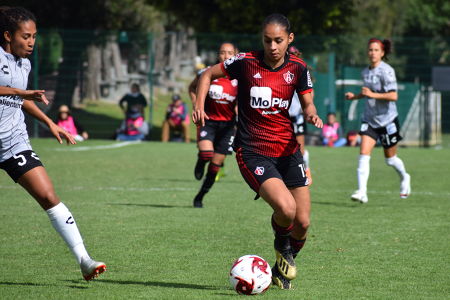 Mayra Santana encarando a la defensa de Querétaro Femenil. — Atlas Femenil — Atlas Femenil, Querétaro Femenil, Liga BBVA MX Femenil
