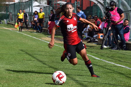Ana Rodríguez conduciendo el balón. — Atlas Femenil — Atlas Femenil, Querétaro Femenil, Liga BBVA MX Femenil