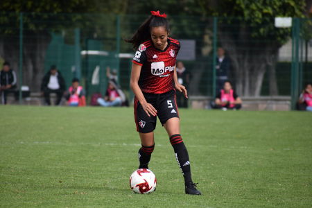 Alejandra Franco iniciando un ataque para su equipo. — Atlas Femenil — Atlas Femenil, Querétaro Femenil, Liga BBVA MX Femenil