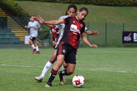 Mayra Santana enfrentando la marca del Querétaro Femenil. — Atlas Femenil — Atlas Femenil, Querétaro Femenil, Liga BBVA MX Femenil