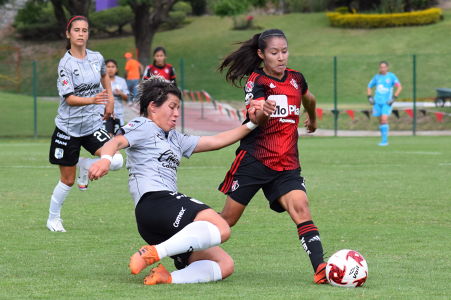 Natalia Melgoza intentando desarmar a Ana Rodríguez. — Atlas Femenil — Atlas Femenil, Querétaro Femenil, Liga BBVA MX Femenil