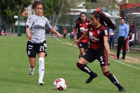 Alejandra Franco enfrentando a Daniela Auza. — Atlas Femenil — Atlas Femenil, Querétaro Femenil, Liga BBVA MX Femenil