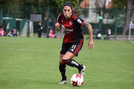 Fabiola Ibarra conduciendo el balón. — Atlas Femenil — Atlas Femenil, Querétaro Femenil, Liga BBVA MX Femenil