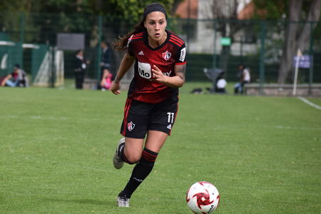 Fabiola Ibarra yendo al ataque. — Atlas Femenil — Atlas Femenil, Querétaro Femenil, Liga BBVA MX Femenil
