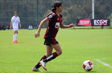 Alexa Curiel conduciendo el balón. — Atlas Femenil — Alexa Curiel, Atlas Femenil
