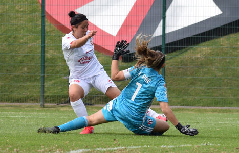 Ana Gabriela Paz atajando un disparo de Evelyn Fernández. — Atlas Femenil — Ana Gabriela Paz, Evelyn Fernández, Atlas Femenil