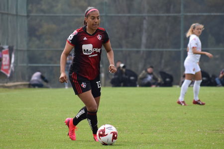Julissa Dávila conduciendo el balón. — Atlas Femenil — Julissa Dávila, Atlas Femenil