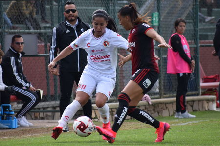 Lucero Cuevas encarando a Julissa Dávila. — Atlas Femenil — Lucero Cuevas, Julissa Dávila, Tijuana Femenil