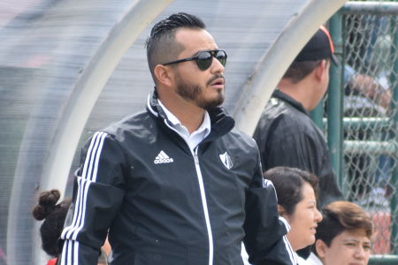 Fernando Samayoa durante el partido ante el Tijuana Femenil. — Atlas Femenil — Fernando Samayoa, Atlas Femenil