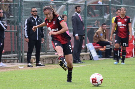 Karla García mandando un pase al área. — Atlas Femenil — Karla García, Atlas Femenil
