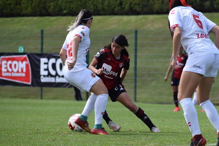 Alexa Curiel ante la defensa del Tijuana Femenil. — Atlas Femenil — Alexa Curiel, Atlas Femenil