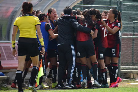 Jugadoras y cuerpo técnico del Atlas Femenil festejando el primer gol de Alexa Curiel en su carrera. — Atlas Femenil — Atlas Femenil, Alexa 