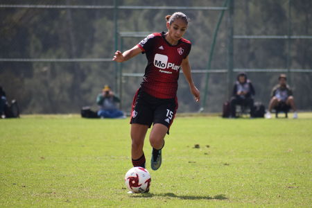 Mayra Santana conduciendo el balón. — Atlas Femenil — Mayra Santana, Atlas Femenil