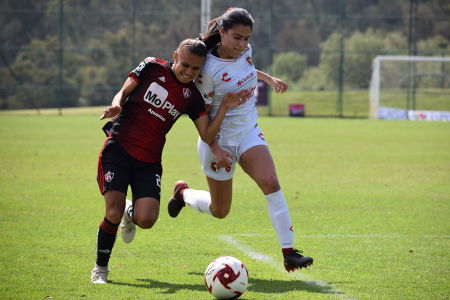Ana Rosa García y Leyla Zapata disputando el balón. — Atlas Femenil — Ana Rosa García, Leyla Zapata, Atlas Femenil