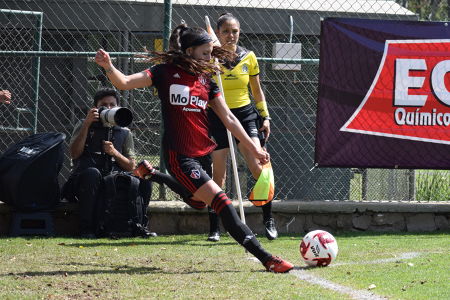 Fabiola Ibarra cobrando un tiro de esquina. — Atlas Femenil — Fabiola Ibarra, Atlas Femenil