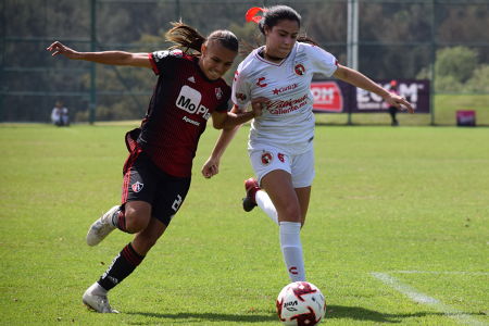 Ana Rosa García y Leyla Zapata compiten por el balón. — Atlas Femenil — Ana Rosa García, Leyla Zapata, Atlas Femenil