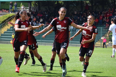 Jugadoras del Atlas Femenil festejando el gol de Mayra Santana. — Atlas Femenil — Atlas Femenil, Mayra Santana