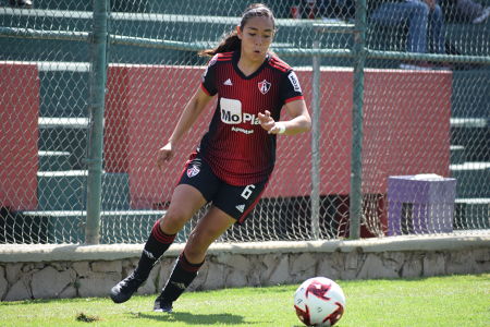Zellyka Arce conduciendo el balón. — Atlas Femenil — Zellyka Arce, Atlas Femenil