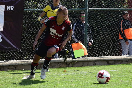 Ana Rosa García a punto de enviar un centro. — Atlas Femenil — Ana Rosa García, Atlas Femenil