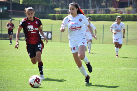 Leyla Zapata interceptando el balón a Ana Rosa García. — Atlas Femenil — Leyla Zapata, Ana Rosa García, Tijuana Femenil