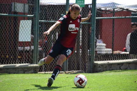 Ana Rosa García a punto de enviar un centro. — Atlas Femenil — Ana Rosa García, Atlas Femenil