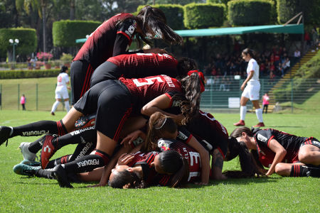 Festejo del Atlas Femenil después de un gol de Ana Rosa García ante el Tijuana Femenil. — Atlas Femenil — Atlas Femenil