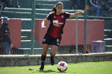 Zellyka Arce a punto de enviar un centro. — Atlas Femenil — Zellyka Arce, Atlas Femenil
