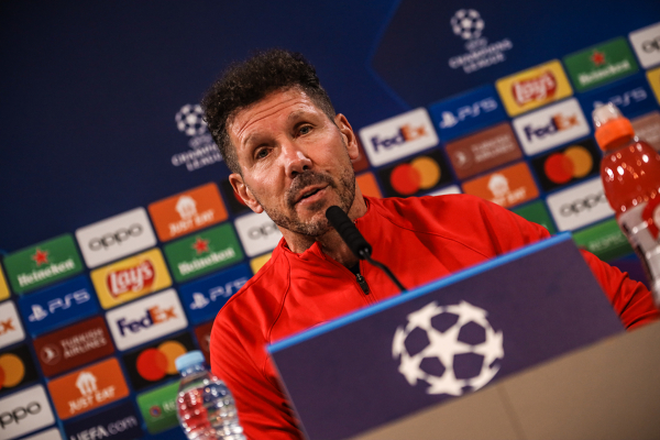 bottle — Cholo Simeone, Yannik Carrasco, Atlético de Madrid