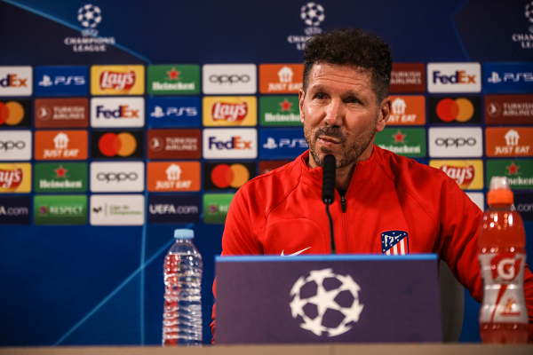 bottle — Cholo Simeone, Yannik Carrasco, Atlético de Madrid
