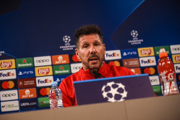 bottle — Cholo Simeone, Yannik Carrasco, Atlético de Madrid