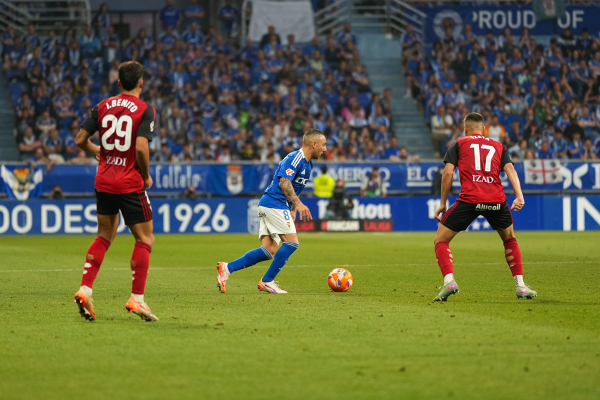 Cazorla entre dos rivales — Real Oviedo — Real Oviedo, CD Mirandés, Liga Hypermotion