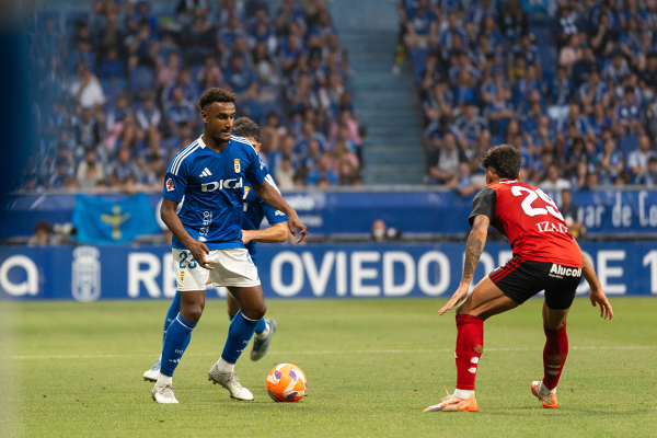Hassan regateando — Real Oviedo — Real Oviedo, CD Mirandés, Liga Hypermotion