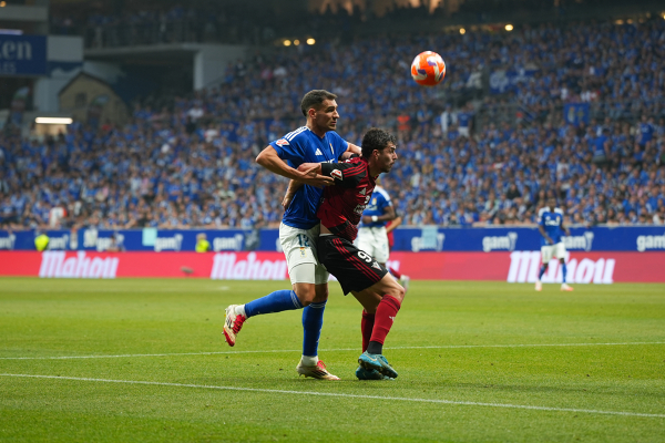 Dani Calvo disputando la posesión — Real Oviedo — Real Oviedo, CD Mirandés, Liga Hypermotion