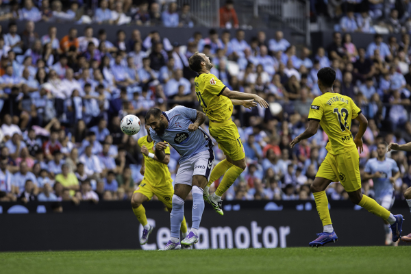 Celta de Vigo - Girona FC - Jornada 4 - La Liga EA Sports — Borja Iglesias — Daley Blind, Borja Iglesias