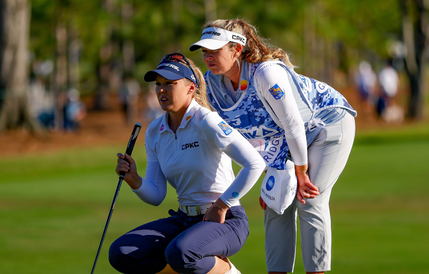 Brooke Henderson looks over a putt with her caddie/sister — lpga — lpga, south korea, Canada