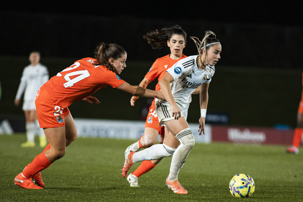 Liga F J13 | Real Madrid 1 - 0 Real Sociedad — Athenea del Castillo — Aiara Agirrezabala, Athenea del Castillo, Real Madrid Femenino