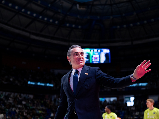 Sergio Scariolo saludando a la afición Cajista — Real Madrid CF — Real Madrid, Unicaja Málaga, Baloncesto