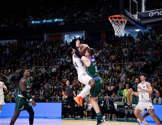 Tyler Kalinoski tapona la entrada de Andrés Feliz — Real Madrid CF — Real Madrid, Unicaja Málaga, Baloncesto