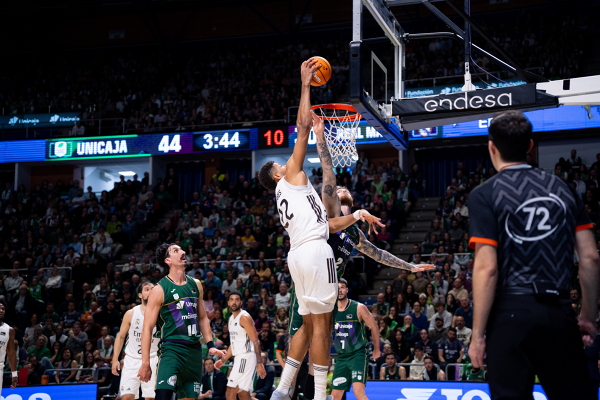 Edy Tavares intenta un mate — Real Madrid CF — Real Madrid, Unicaja Málaga, Baloncesto
