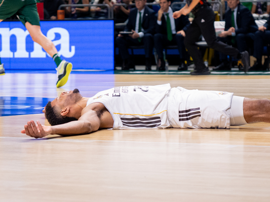 Edy Tavares tirado en el suele después de fallar un mate — Real Madrid CF — Real Madrid, Unicaja Málaga, Baloncesto