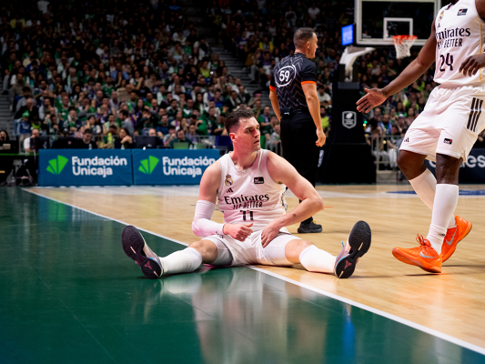 Mario Hezonja sentado en el suelo tras una jugada — Real Madrid CF — Real Madrid, Unicaja Málaga, Baloncesto