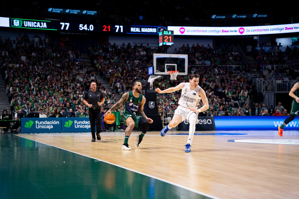 Justin Coobs se escapa de su defensor — Real Madrid CF — Real Madrid, Unicaja Málaga, Baloncesto