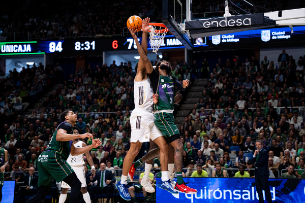 Theo Maledon intenta un tapón sobre James Webb III — Real Madrid CF — Real Madrid, Unicaja Málaga, Baloncesto