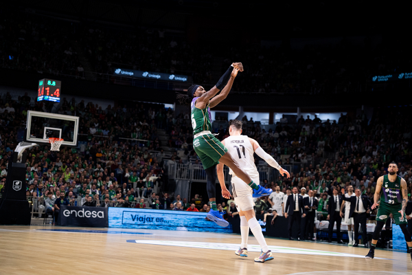 Kendrick Perry intenta un triple delante de Mario Hezonja — Real Madrid CF — Real Madrid, Unicaja Málaga, Baloncesto