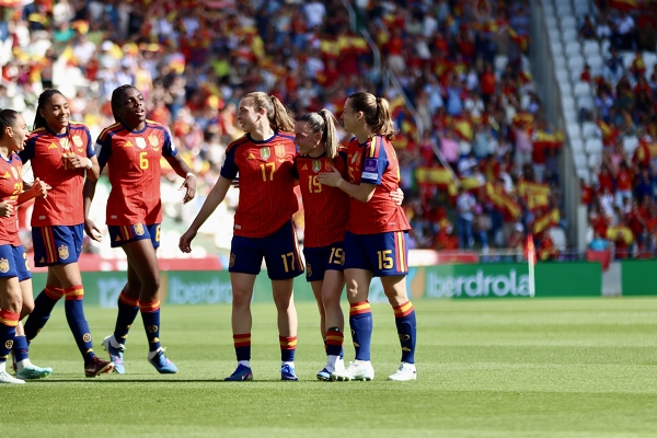 seleccion española de futbol — Eva Navarro, Laia Codina, Aiara Agirrezabala